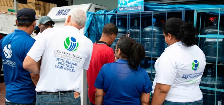 Proconsumidor decomisa cientos de botellones de agua expuestos a los rayos del sol