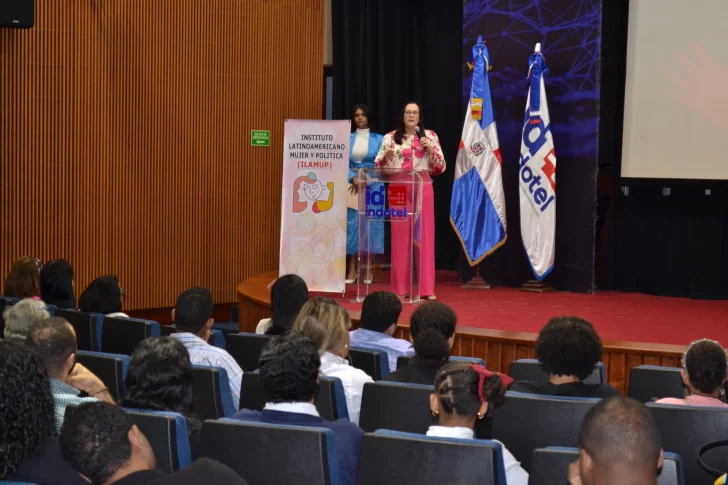 Janet-Camilo-en-la-entrega-de-los-premios-del-Festival-del-Minuto-Maltratada-728x485