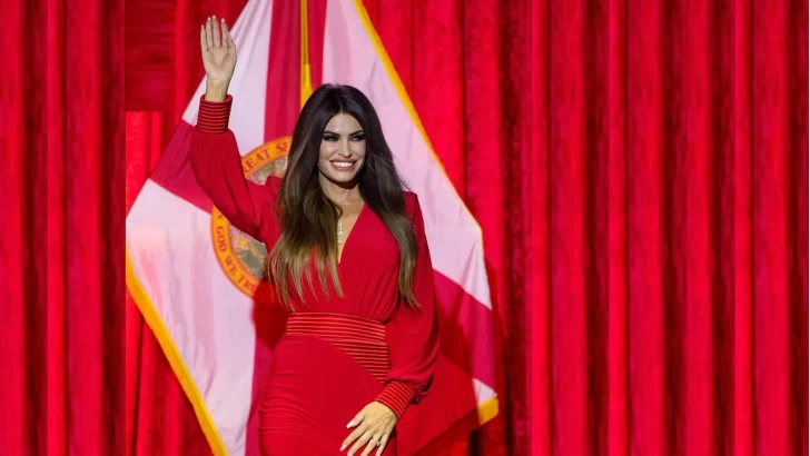 Trump convierte en embajadora a novia de su hijo tras hacer lo mismo con sus consuegros