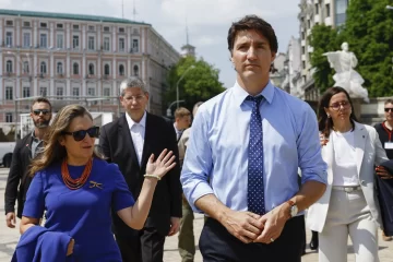 La-dimision-de-la-mano-derecha-de-Trudeau-sume-a-Canada-en-la-confusion-728x485