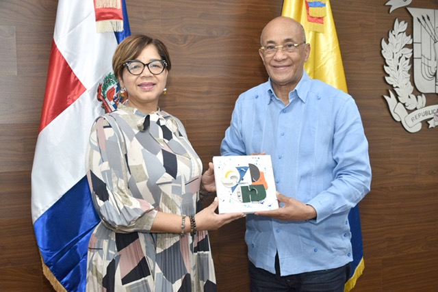 La-viceministra-Olaya-Dotel-Caraballo-recibe-del-embajador-Félix-Aracena-Vargas-un-reconocimiento-por-los-esfuerzos-de-cooperación-entre-la-República-Dominicana-y-Colombia