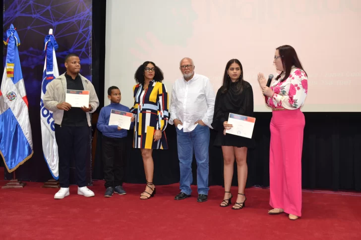 Los-premiados-Ogando-Marlen-Garo-Ralva-Alvarez-junto-a-Janet-Camilo-y-Etzel-Baez-728x485