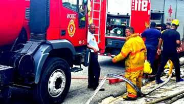 Reportan incendio en la Plaza Bolera, de la avenida Lincoln