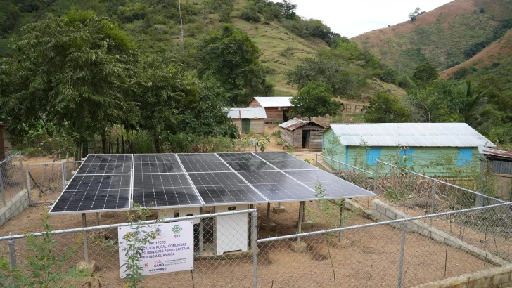 Benefician a 42 hogares con electrificación solar en Elías Piña Benefician a 42 hogares con electrificación solar en Elías Piña