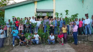 FEDA entrega plantas de café a dos cooperativas de Santa Elena