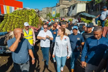 Paliza y Mejía recorren mercados de la Duarte y Villas Agrícolas y planifican readecuación