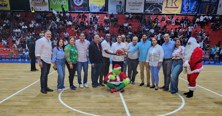 Ministro de Deportes anuncia aporte de un millón de pesos para el Torneo de Baloncesto de San Cristóbal