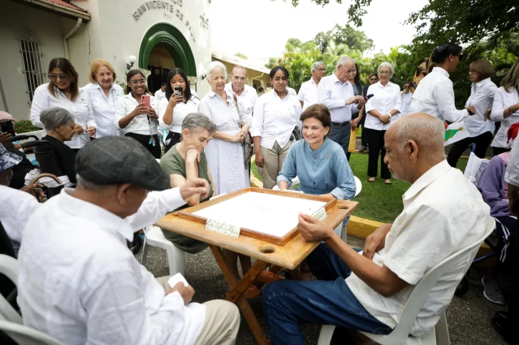 Raquel Peña comparte con ancianos y niños hospitalizados en Santiago