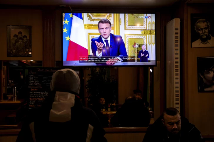 Macron critica el 'cinismo' de quienes derribaron al Gobierno y pide unidad para avanzar