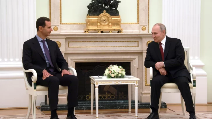 Bachar al Asad recibe asilo en Moscú, según el Kremlin
