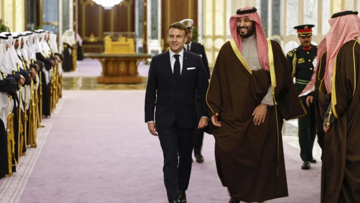 El presidente francés Macron, en busca de contratos en Arabia Saudita