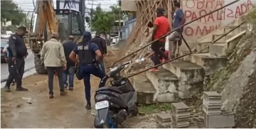 Propietarios y vecinos impiden que ayuntamiento destruya construcción considerada ilegal