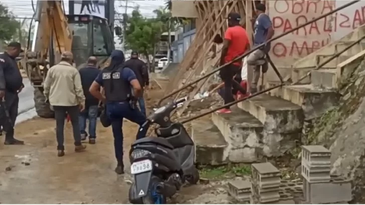 Propietarios y vecinos impiden que ayuntamiento destruya construcción considerada ilegal