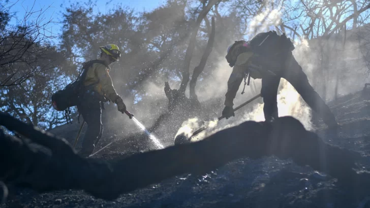 En Los Ángeles, vientos más fuertes hacen temer nuevos focos de fuego