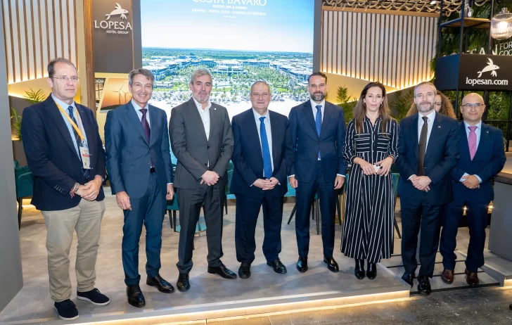 01_El-Ministro-de-Turismo-Jordi-Hereu-junto-con-Fernando-Clavijo-Jéssica-de-León-y-José-Alba-728x462