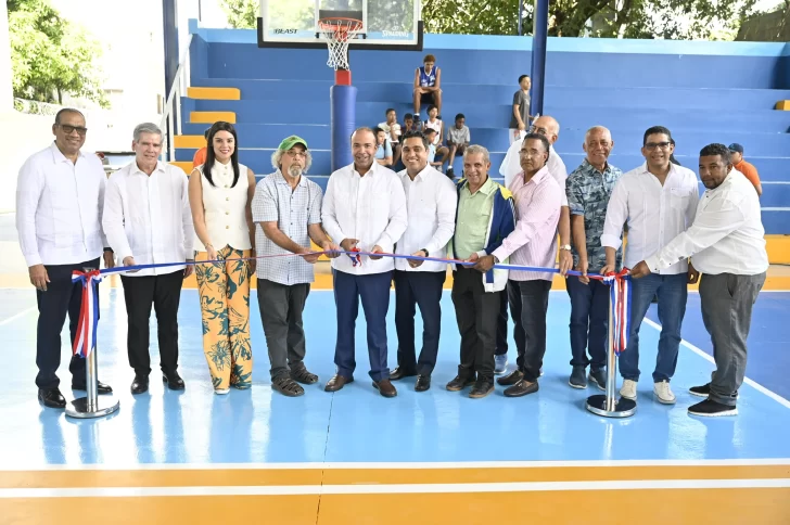 Banreservas y Fundación Padre Rogelio entregan polideportivo en Villa Juana