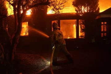 Un tercer foco agrava la situación de los incendios en Los Ángeles