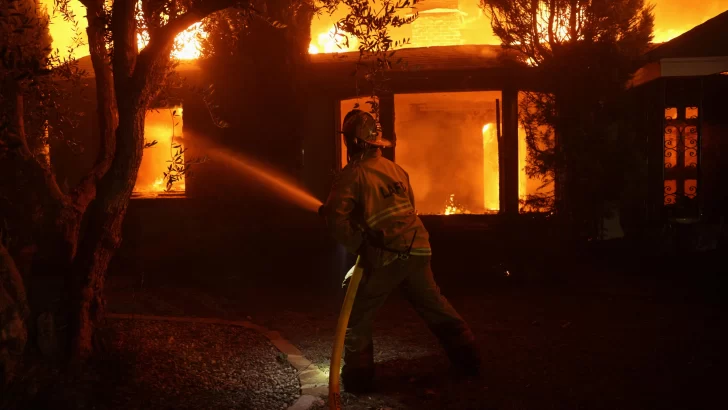 Un tercer foco agrava la situación de los incendios en Los Ángeles