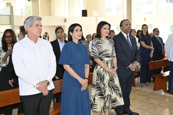 2-primera-fila-inauguracion-parroquia-en-Los-Prados-728x485