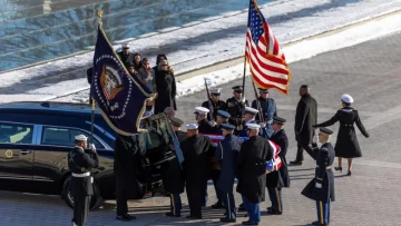 Los estadounidenses se despiden del ex presidente Jimmy Carter en un funeral de Estado