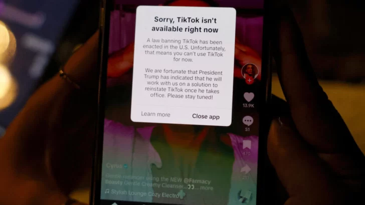 TikTok deja de funcionar en EE. UU., poco antes de la entrada en vigor de la ley que la prohíbe