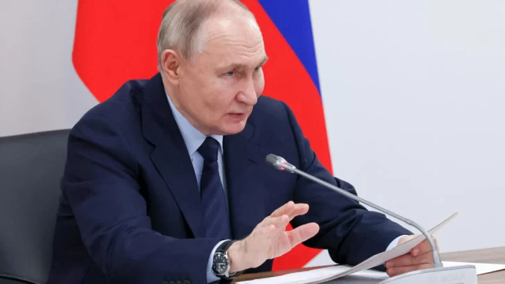 No tiene derecho a firmar nada: Putin cuestiona la legitimidad de Zelenski para acordar la paz