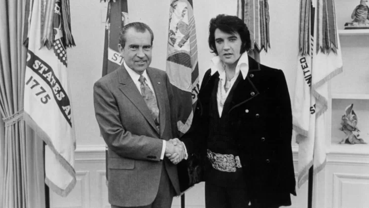 El día que Elvis Presley le quiso regalar una pistola a Richard Nixon, el presidente de Estados Unidos