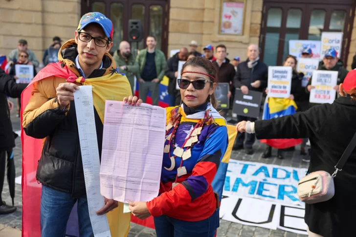 Venezolanos se concentran en España para denunciar 'el golpe de Estado' de Maduro