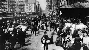 A-finales-del-siglo-XIX-el-Lower-East-Side-de-Nueva-York-era-una-zona-muy-poblada-por-multitud-de-inmigrantes-que-hablaban-distintas-lenguas.