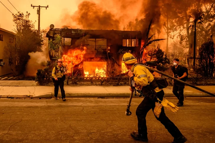 Celebridades huyen de los incendios en Los Ángeles y Hollywood cancela eventos