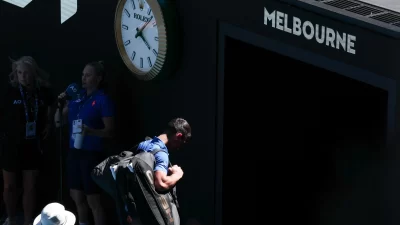 Djokovic abandona entre abucheos y deja que alemán Zverev dispute la final el domingo