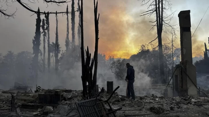 Incendios en California: evacuan el centro de Hollywood mientras sube el número de víctimas