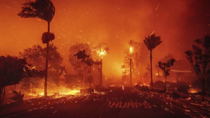 Sequía inusual y vientos de Santa Ana, el cóctel que potencia los incendios en Los Ángeles