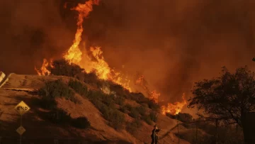 Aumenta el número de muertos por los incendios forestales en los Ángeles