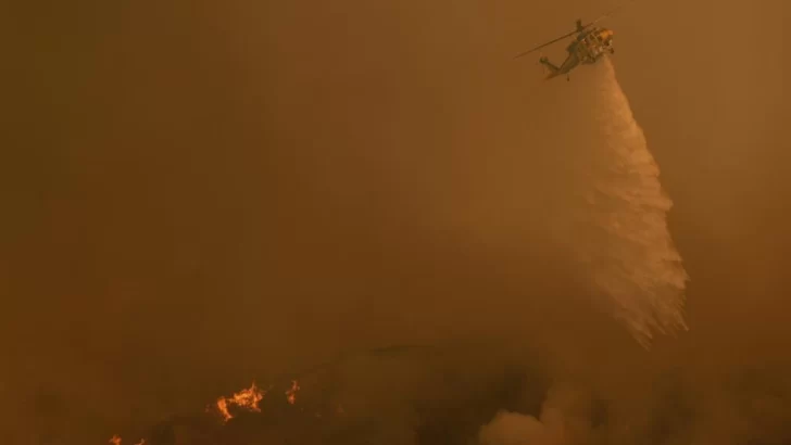 Los Ángeles: los bomberos siguen luchando por contener el fuego