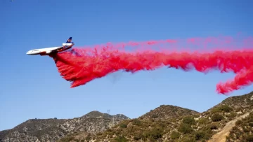 ¿Qué es el polvo rosa que ayuda a combatir los incendios en California?