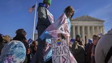 En su primer día como presidente, Trump afirma su agenda contra la diversidad de género