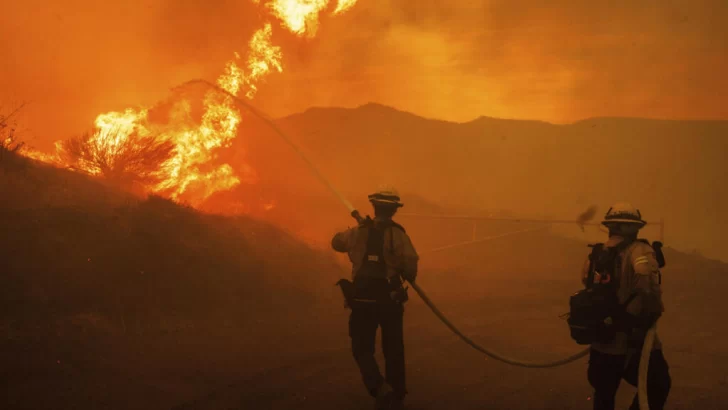 Un nuevo incendio obliga a evacuar a miles de personas en Los Ángeles