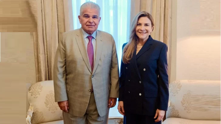 Carolina Mejía recibida en Panamá por el presidente Mulino