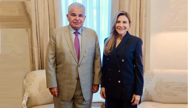 Carolina Mejía recibida en Panamá por el presidente Mulino