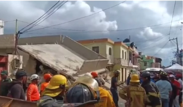 Varios obreros haitianos atrapados en edificio en construcción que se derrumbó