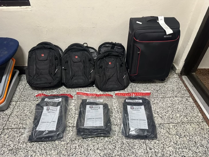 Detienen mujer que viajaría con 11 láminas de cocaína a España