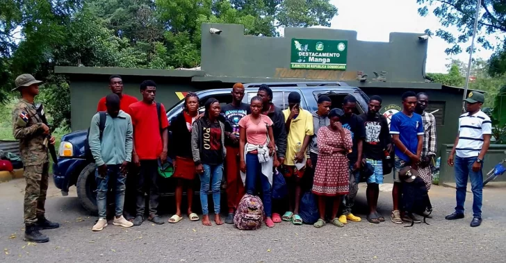 Detienen traficantes de migrantes y 24 haitianos indocumentados en varias provincias