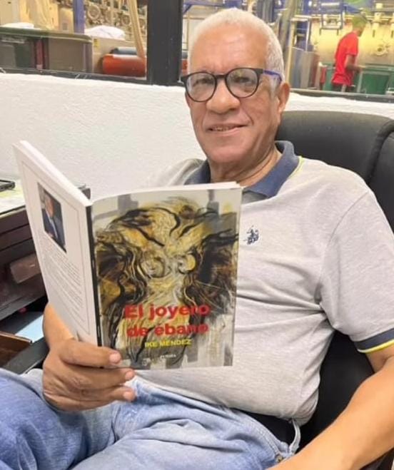 El-metapoeta-Ike-Mendez-con-su-libro