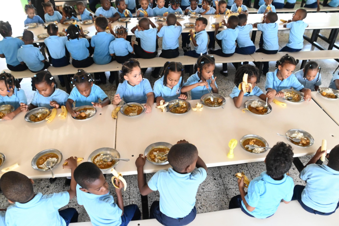 Más del 50 % de las raciones escolares distribuidas en el Caribe provienen de República Dominicana, según Inabie