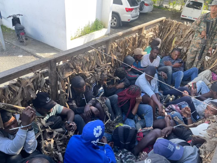 Militares apresan 24 haitianos cuando eran traficados por un camionero