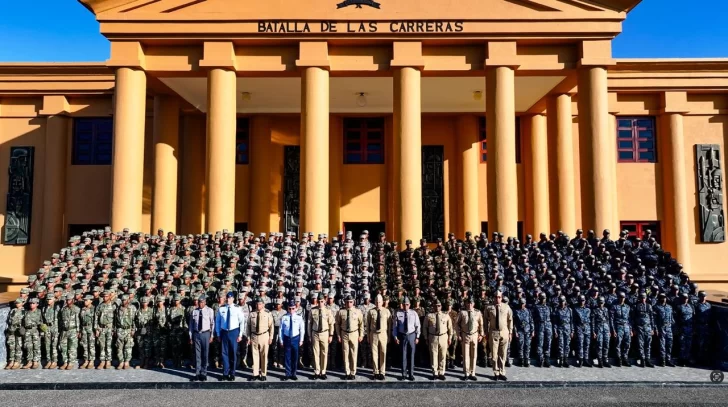 Ministro de Defensa da la bienvenida a nueva promoción de cadetes y guardiamarinas