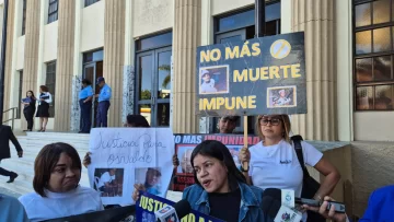 Madres de víctimas de homicidios exigen justicia frente al Palacio de Justicia