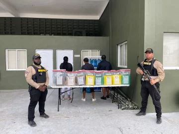 Agentes confiscan 15 pacas de marihuana