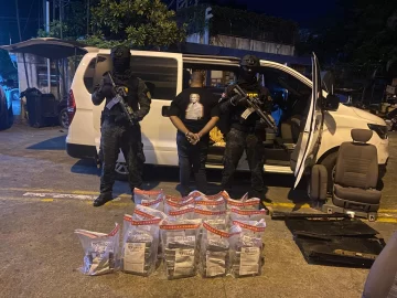 Antinarcóticos confisca 100 paquetes de cocaína 